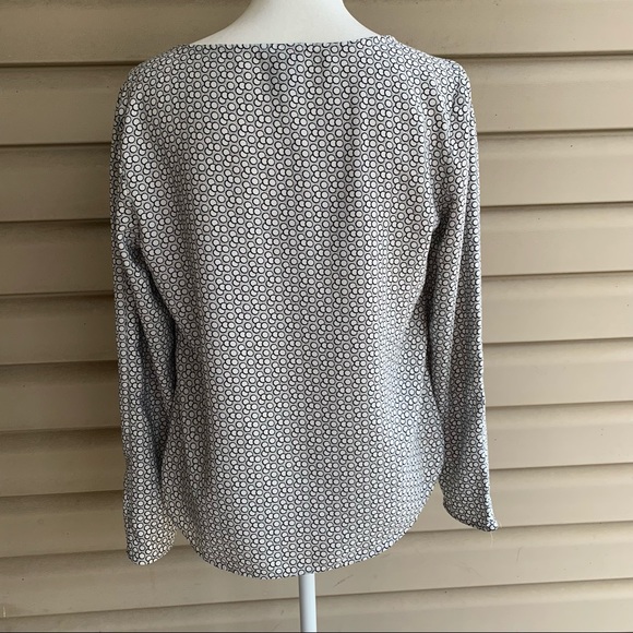 •ANN TAYLOR• Graphic Keyhole Blouse - Size Small - Picture 4 of 9
